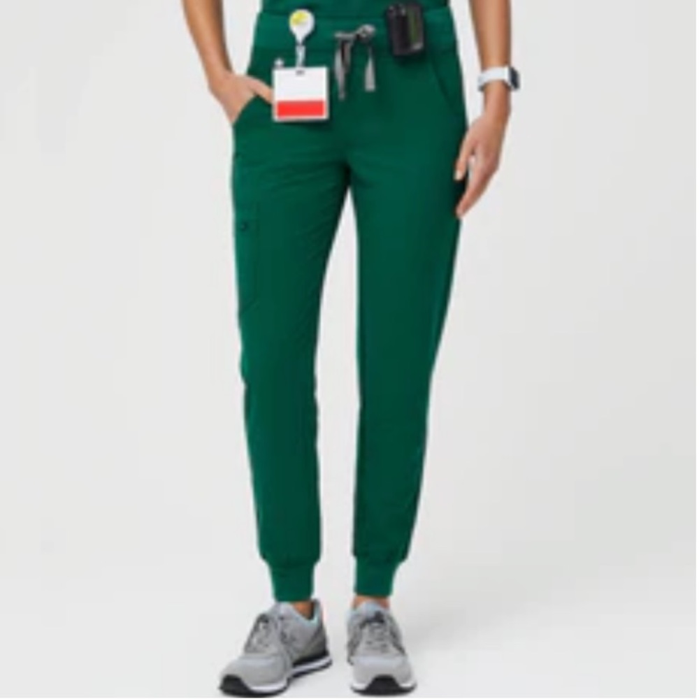 FIGS in HUNTER GREEN- Caterina 1 Pocket Scrub Top & Zamora Pant- Size Small Set